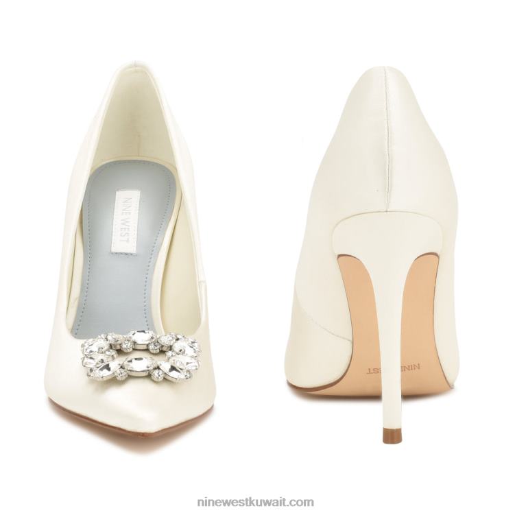 Nine West مضخات فانا بمقدمة مدببة كريستال ساتان عاجي VVL081831