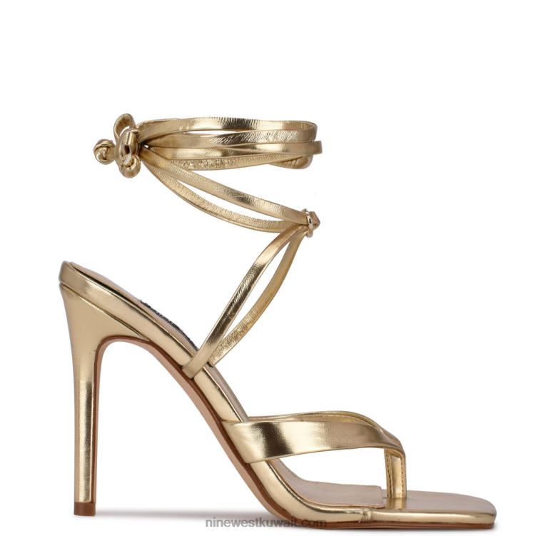 Nine West صندل بكعب من تيري بلاتينو VVL081995