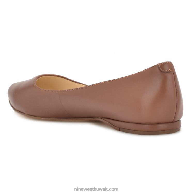 Nine West تحدث الشقق اصبع القدم اللوز جلد تان غامق VVL082276