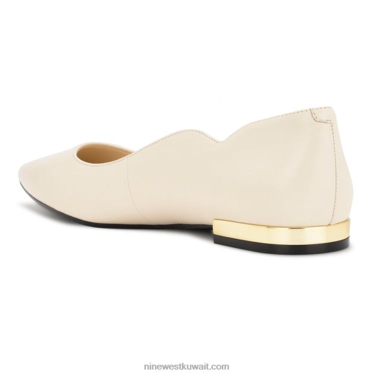 Nine West حذاء مسطح بمقدمة مدببة كريم شيك VVL082298